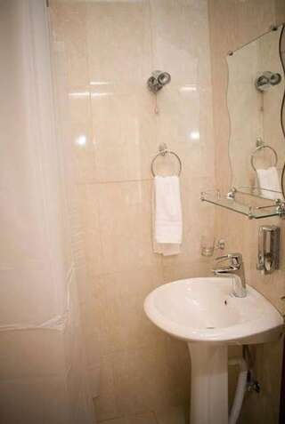 Отель Comfort House Hotel and Tours Ереван Двухместный номер с 1 кроватью и собственной ванной комнатой-4
