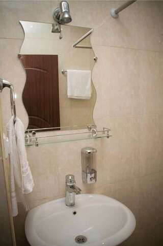 Отель Comfort House Hotel and Tours Ереван Двухместный номер с 1 кроватью и собственной ванной комнатой-6