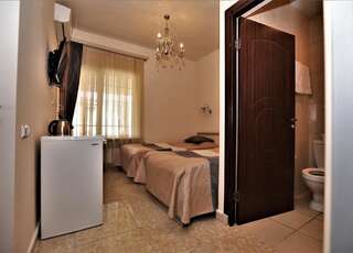 Отель Comfort House Hotel and Tours Ереван Двухместный номер с 2 отдельными кроватями и собственной ванной комнатой-7