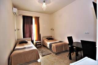 Отель Comfort House Hotel and Tours Ереван Двухместный номер с 2 отдельными кроватями и собственной ванной комнатой-8