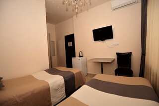 Отель Comfort House Hotel and Tours Ереван Двухместный номер с 2 отдельными кроватями и собственной ванной комнатой-10