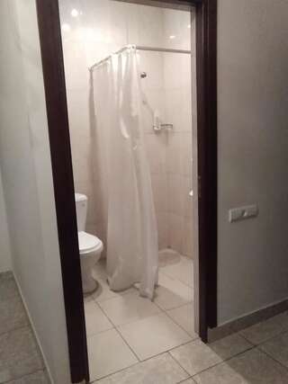 Отель Comfort House Hotel and Tours Ереван Двухместный номер с 1 кроватью и собственной ванной комнатой-10