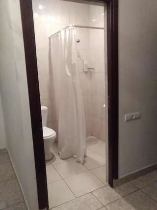 Отель Comfort House Hotel and Tours Ереван Двухместный номер с 1 кроватью и собственной ванной комнатой-16