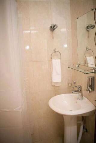 Отель Comfort House Hotel and Tours Ереван Двухместный номер с 1 кроватью и собственной ванной комнатой-19