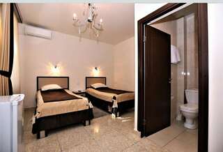 Отель Comfort House Hotel and Tours Ереван Двухместный номер с 2 отдельными кроватями и собственной ванной комнатой-2