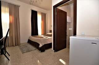 Отель Comfort House Hotel and Tours Ереван Двухместный номер с 1 кроватью и собственной ванной комнатой-2